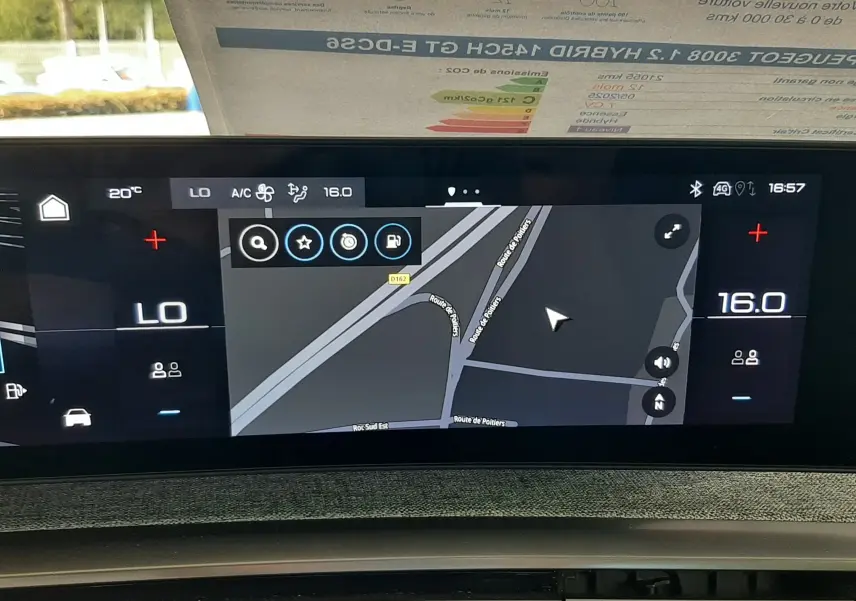 Écran central tactile du tableau de bord du Peugeot 3008 bleu Ingaro, affichant la navigation et les réglages climatiques.