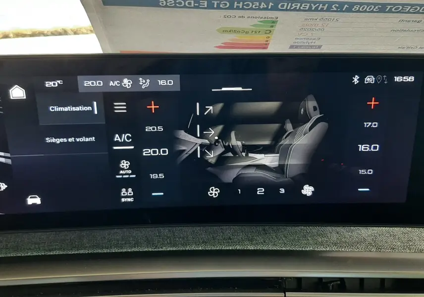 Tableau de bord numérique du Peugeot 3008 1.2 Hybrid 145ch GT, affichant la climatisation et les réglages des sièges.