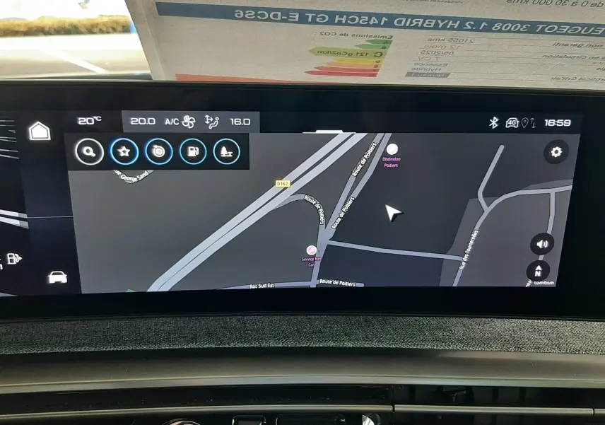 Vue intérieure du tableau de bord du Peugeot 3008 Hybrid 2025 avec écran tactile de navigation et bouton start/stop.