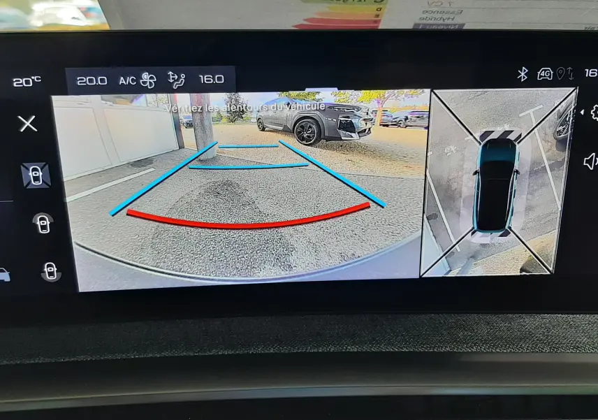 Affichage de la caméra de recul et vue 360° sur l'écran central du Peugeot 3008 bleu Ingaro, avec guidage de trajectoire en couleurs.