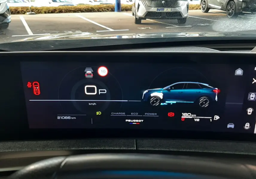 Vue intérieure du tableau de bord numérique du Peugeot 3008 bleu Ingaro, affichant l'état hybride et la vitesse à 0 km/h.