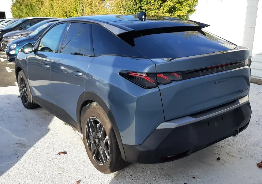 Vue 3/4 arrière gauche d'un Peugeot 3008 bleu Ingaro avec toit noir et feux arrière LED distinctifs.