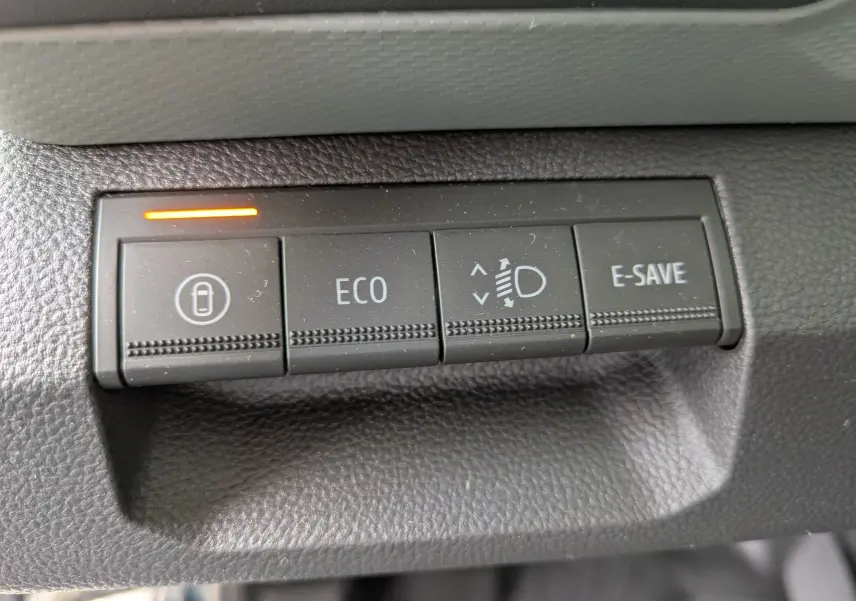 Gros plan sur les boutons de commande du tableau de bord du Dacia Bigster Hybrid 155 Extreme, intérieur noir.