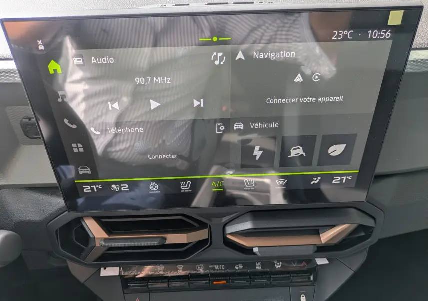 Écran tactile multimédia 10 pouces du Dacia Bigster Hybrid 155 Extreme, vue intérieure centrée sur la console.