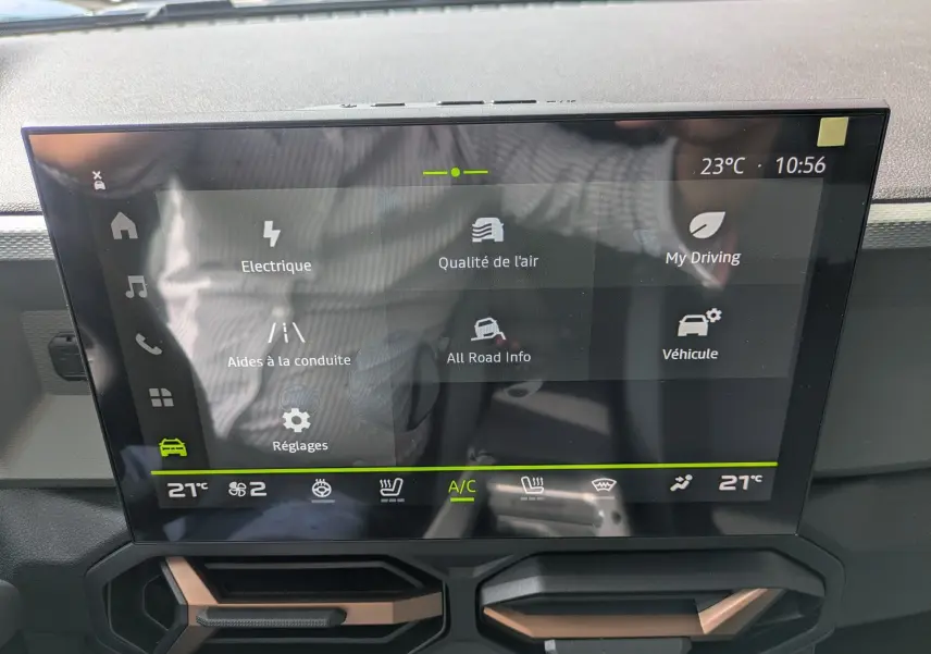 Écran tactile central du tableau de bord du Dacia Bigster Hybrid 155 Extreme avec interface multimédia et commandes climatiques.