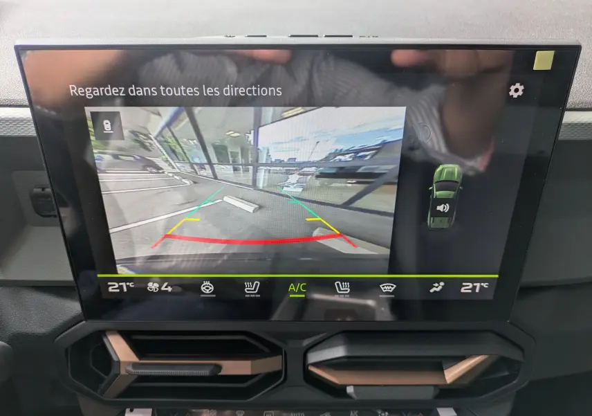 Écran tactile intérieur montrant la caméra de recul du Dacia Bigster Hybrid 155 Extreme bleu indigo.