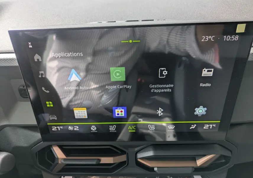 Écran tactile multimédia 10 pouces du Dacia Bigster Hybrid 155 Extreme, affichant les applications Android Auto et Apple CarPlay.
