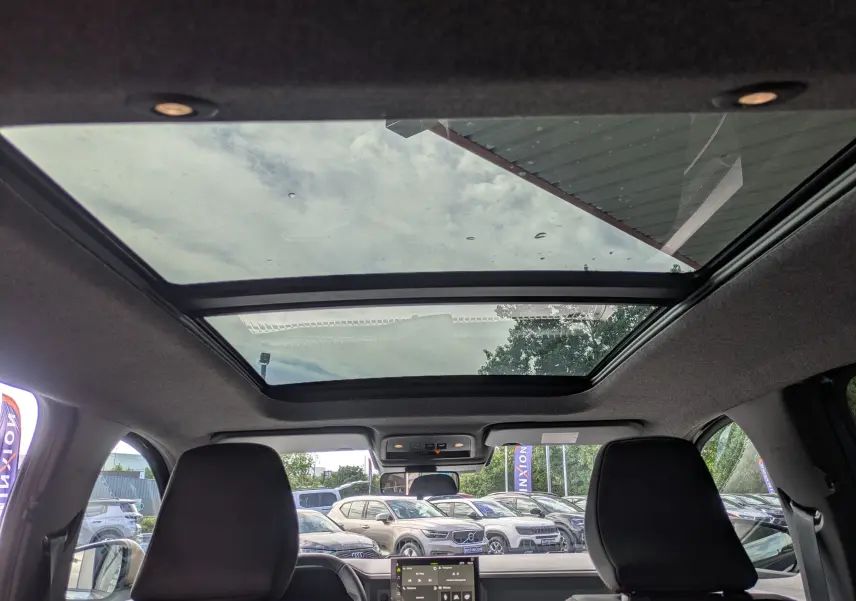 Vue intérieure du toit ouvrant panoramique du Dacia Bigster Hybrid 155 Extreme avec ciel visible à travers le verre.