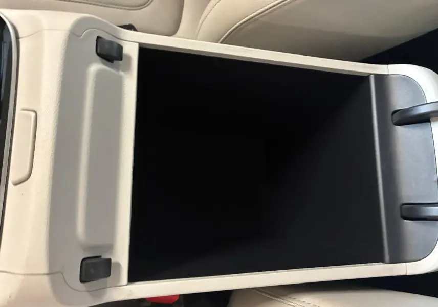 Gros plan sur le rangement central ouvert avec intérieur noir et accoudoir beige du Hyundai Tucson 2022.