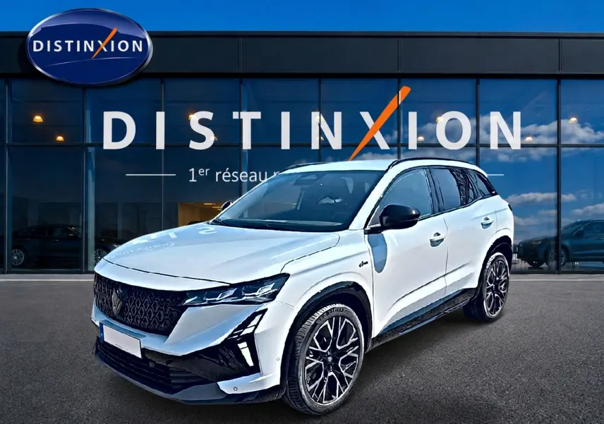 Renault Austral blanc nacré en 3/4 avant droit, avec jantes alu noires et toit noir contrasté devant showroom Distinxion.