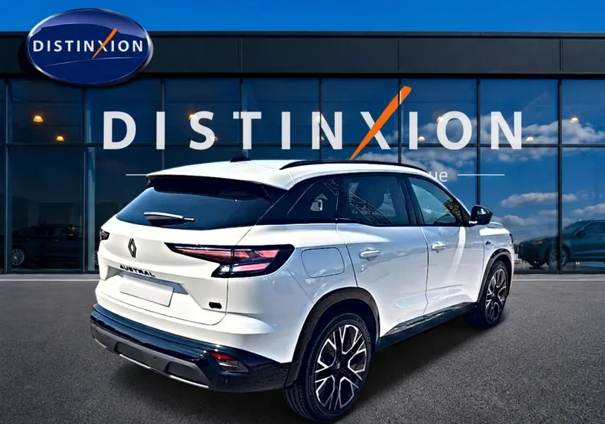 Renault Austral blanc nacré en vue 3/4 arrière droit, avec jantes alu noires et toit noir contrasté.