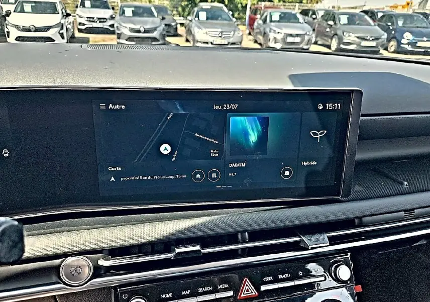 Vue intérieure du tableau de bord du Hyundai Tucson noir 2026, avec écran tactile large affichant navigation et radio.