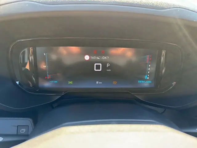 Affichage numérique du tableau de bord du Citroën Berlingo noir 2025, montrant la vitesse, le régime moteur et les alertes.