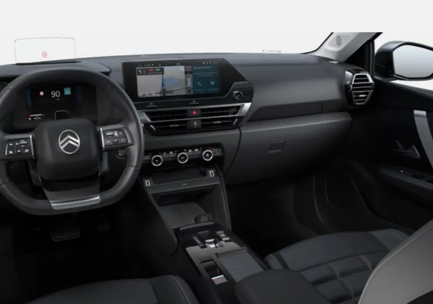 Vue intérieure avant de la Citroën C4 Hybrid 2025, tableau de bord et volant noirs avec écran tactile central.