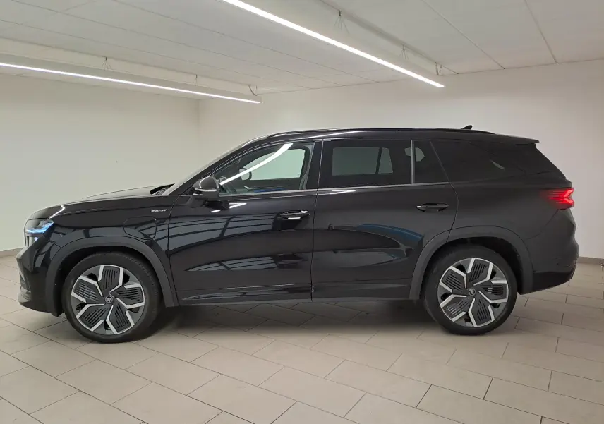 Vue de profil côté gauche du Skoda Kodiaq 2025 noir nacré avec jantes alliage 20'' Rila anthracite et feux arrière LED.