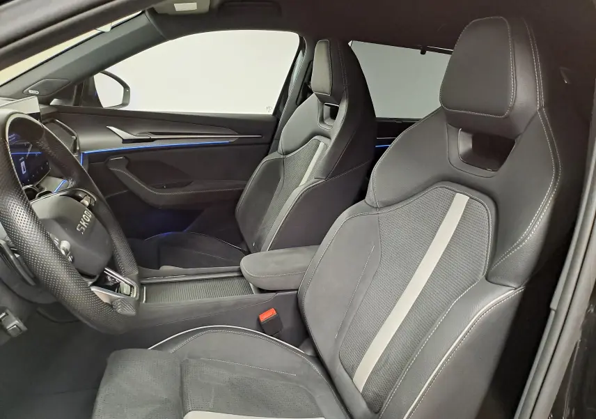 Vue intérieure côté gauche du Skoda Kodiaq 2025 noir Magic nacré, sièges sport en cuir et alcantara avec surpiqûres contrastées.