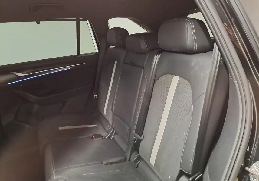 Vue intérieure côté droit des sièges arrière en cuir noir avec bandes grises du Skoda Kodiaq 2025 Noir Magic Nacré Sportline.