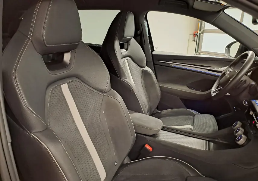 Vue intérieure côté droit montrant les sièges sport en cuir noir avec surpiqûres blanches du Skoda Kodiaq 2025 Sportline.