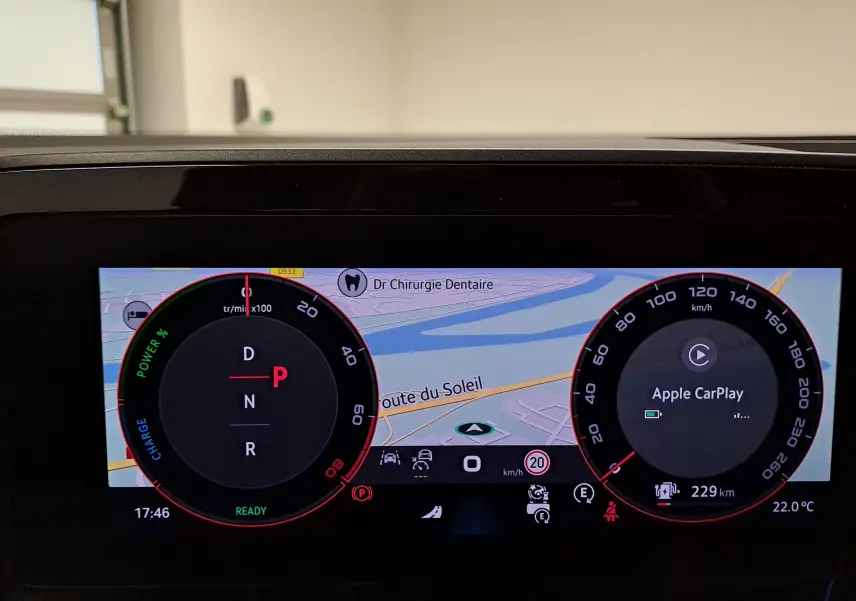 Affichage numérique du tableau de bord du Skoda Kodiaq 2025, montrant la navigation et les compteurs ronds noirs.