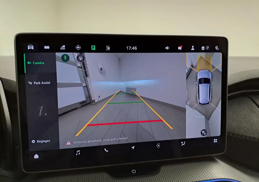Écran tactile intérieur affichant la caméra de recul et l'assistance au stationnement du Skoda Kodiaq noir Magic nacré.