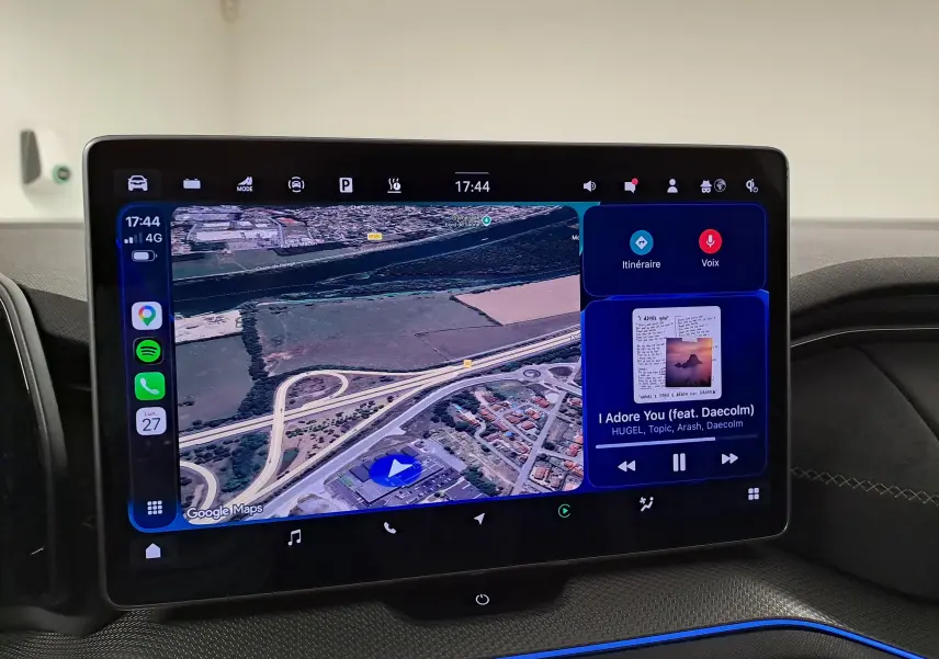Écran central tactile du Skoda Kodiaq 2025 affichant navigation Google Maps et lecteur musical, intérieur noir avec surpiqûres.