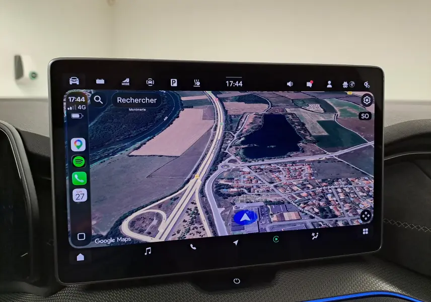 Écran tactile intérieur du Skoda Kodiaq 2025 affichant une carte GPS en vue satellite.