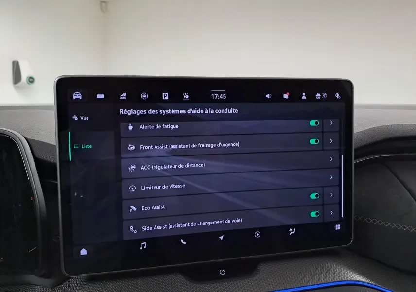 Écran tactile central du tableau de bord du Skoda Kodiaq 2025 affichant les réglages des aides à la conduite.