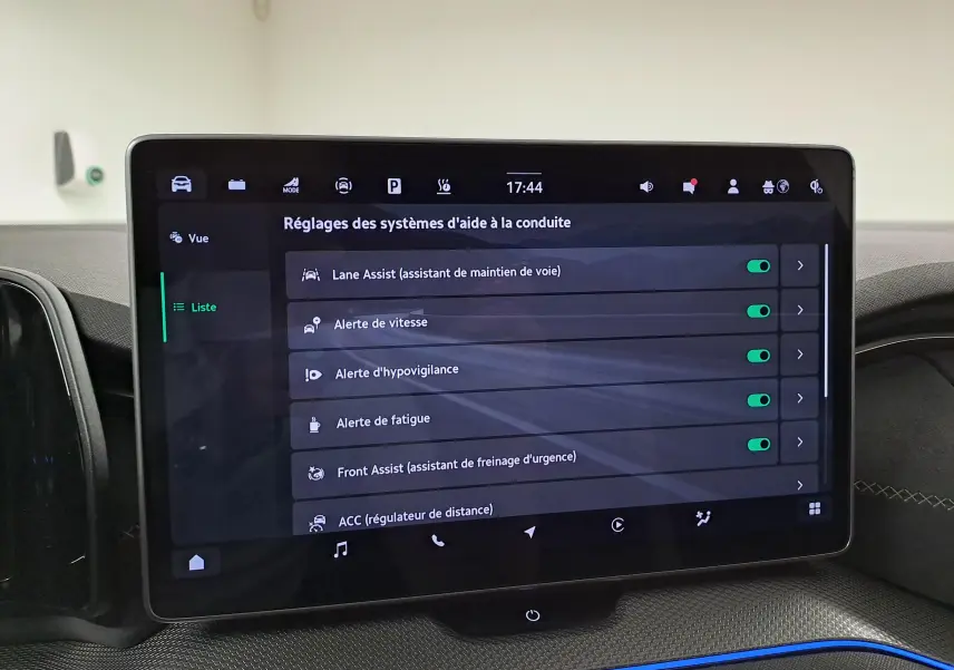 Écran tactile intérieur affichant les réglages d'aide à la conduite du Skoda Kodiaq noir Magic nacré, vue de face.