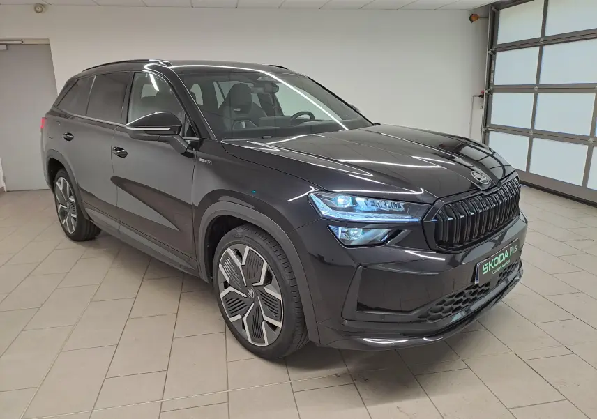 Vue 3/4 avant du Skoda Kodiaq noir Magic nacré avec calandre noire et jantes alliage 20 pouces anthracite.