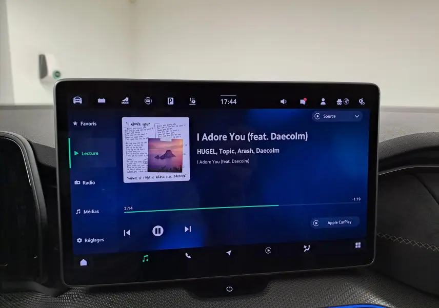 Écran tactile central du Skoda Kodiaq noir Magic nacré affichant la lecture musicale avec interface moderne et claire.