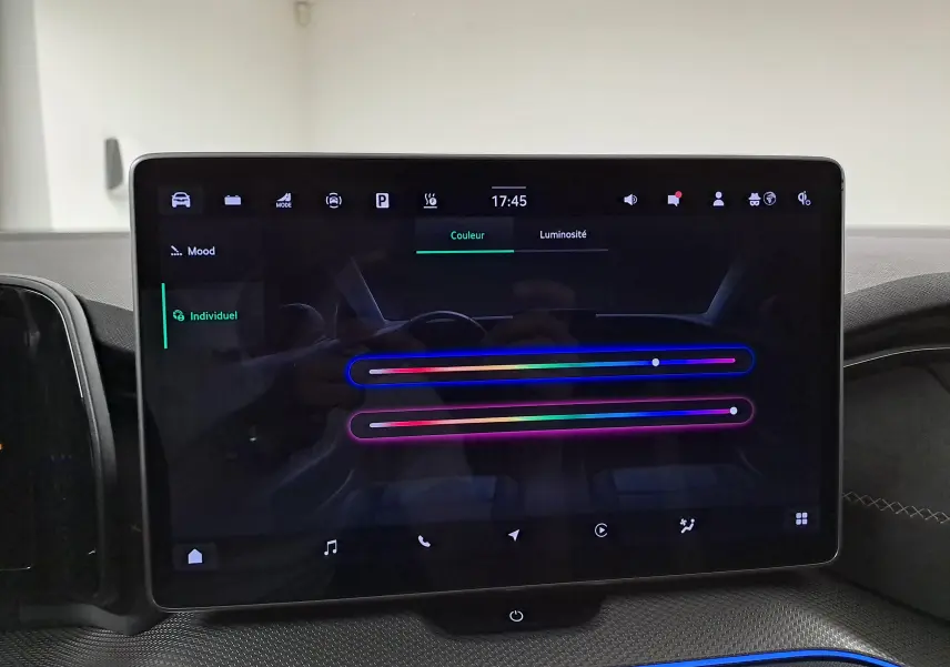 Écran tactile intérieur du Skoda Kodiaq 2025 affichant les réglages de couleur d'ambiance lumineuse.