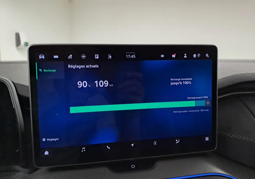 Écran tactile central affichant l'état de recharge à 90% dans l'habitacle du Skoda Kodiaq noir Magic nacré.