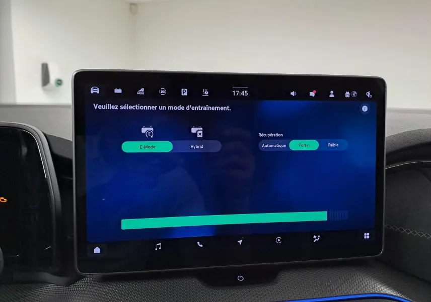 Écran tactile central du Skoda Kodiaq noir Magic nacré, affichant les modes de conduite hybride et électrique.