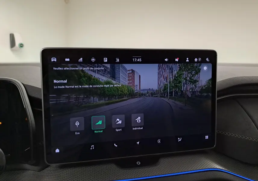 Écran tactile central du Skoda Kodiaq 2025 affichant les modes de conduite, intérieur avec finition noire et surpiqûres grises.