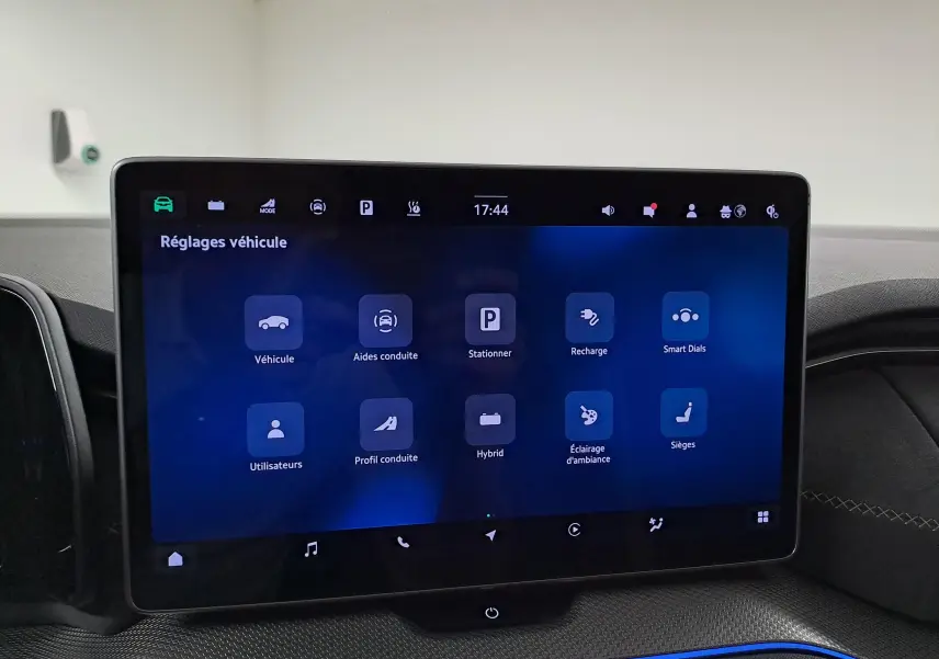 Écran tactile central du Skoda Kodiaq 2025 affichant les réglages véhicule dans un intérieur noir avec éclairage bleu.