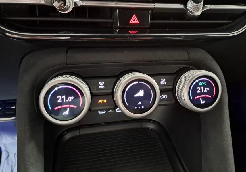 Gros plan sur les commandes de climatisation du Skoda Kodiaq 2025, affichant 21°C avec réglages chauffants visibles.