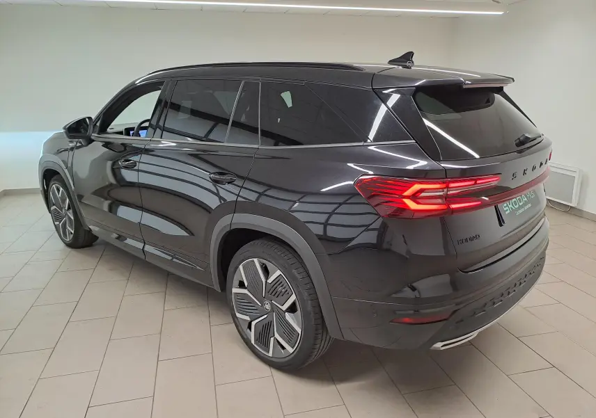Vue 3/4 arrière droite du Skoda Kodiaq noir Magic nacré avec feux arrière LED et jantes alliage 20 pouces anthracite.
