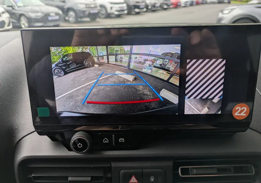 Écran tactile intérieur du Citroën Berlingo 2025 affichant les assistances à la conduite, avec vue sur le tableau de bord noir.