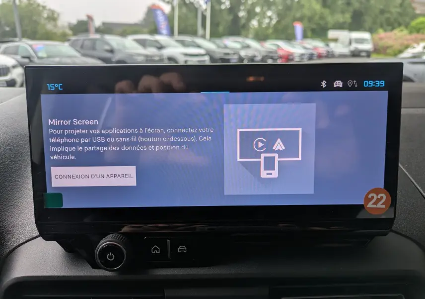 Écran tactile intérieur du Citroën Berlingo blanc 2025 affichant les réglages d'éclairage du véhicule.