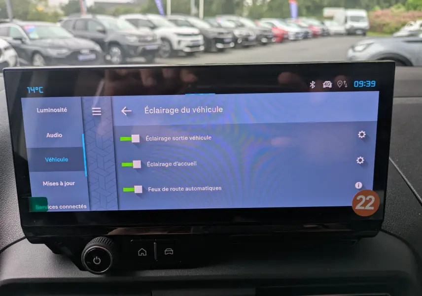 Vue intérieure côté droit sur les sièges arrière gris et noir du Citroën Berlingo blanc 2025 avec porte coulissante ouverte.