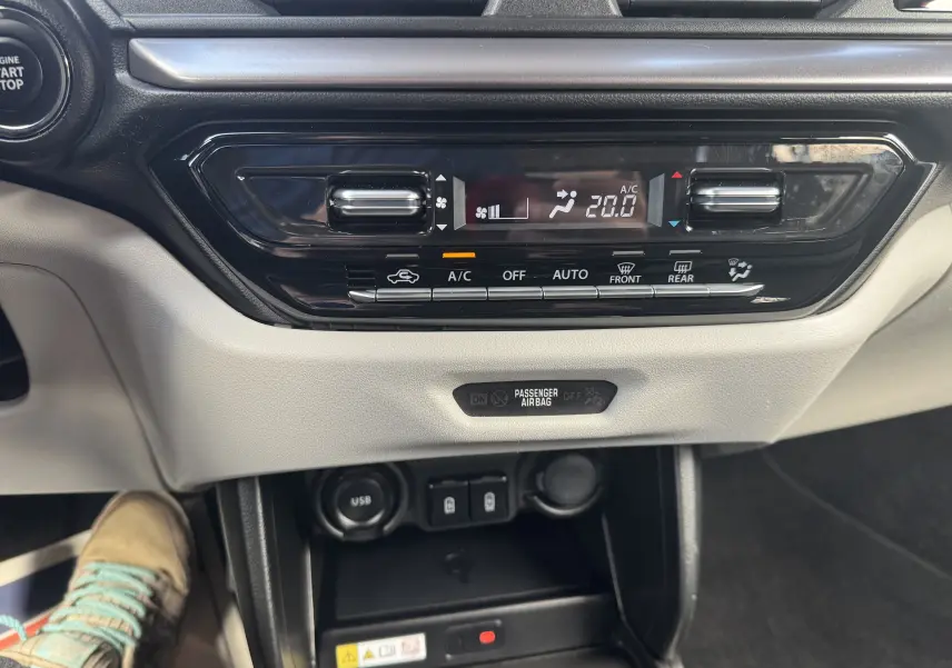 Détail de la console centrale de la Suzuki Swift 1.2 Pack Hybrid 2024, montrant les commandes de climatisation digitale.