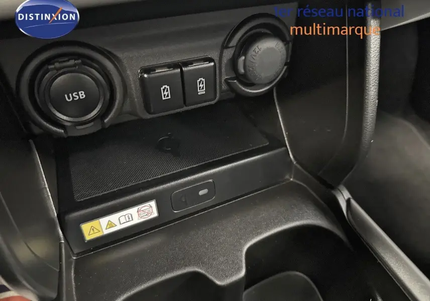 Détail de la console centrale d’une Suzuki Swift 1.2 Pack Hybrid 2024, montrant prises USB et ports de recharge.