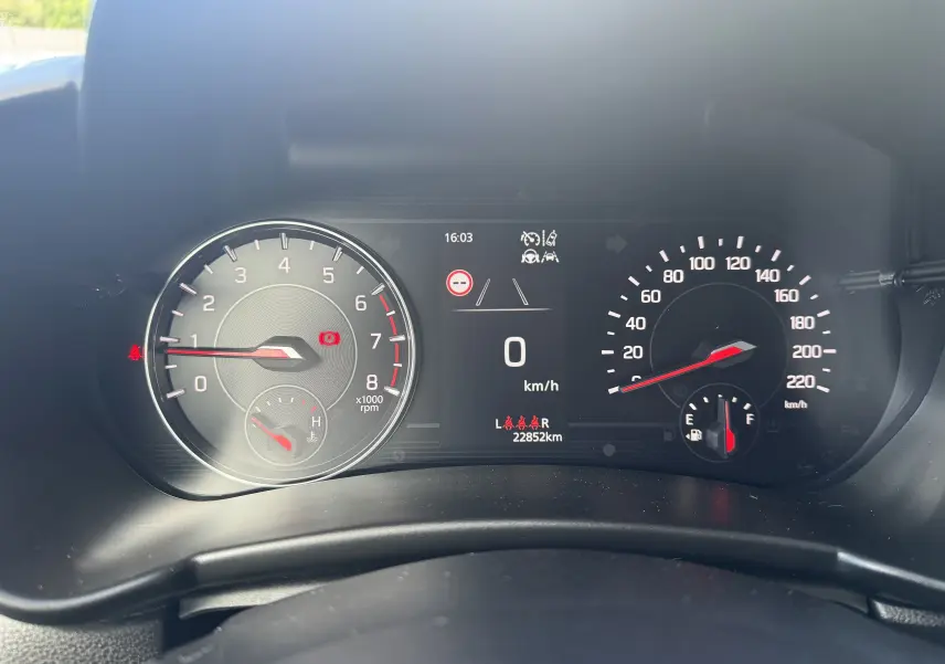 Vue rapprochée du tableau de bord de la Suzuki Swift 1.2 Pack Hybrid 2024, affichant compte-tours, vitesse à 0 km/h et jauge de carburant.