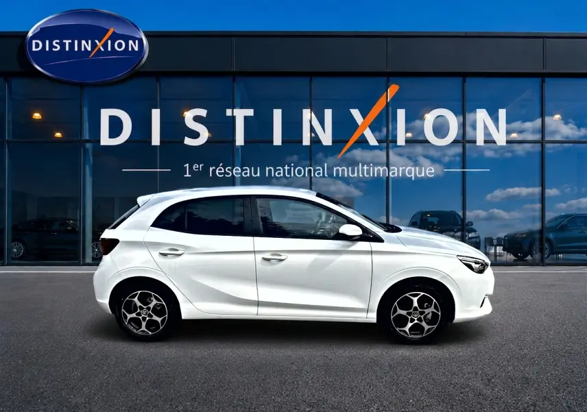 Vue de profil côté gauche d'une MG3 blanche 2026 hybride, avec jantes alliage et vitres arrière surteintées.