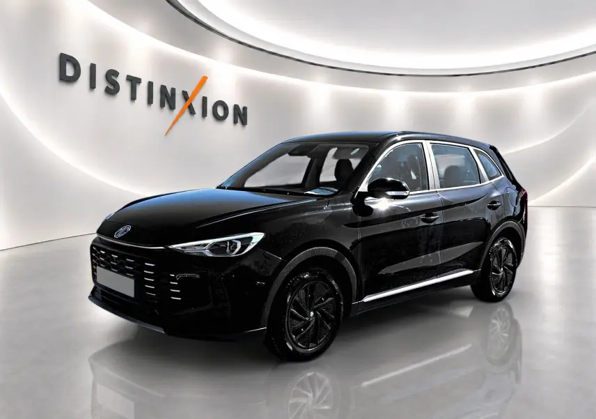 MG Motor ZS hybride noir en 3/4 avant droit dans un showroom lumineux avec logo Distinxion en arrière-plan.