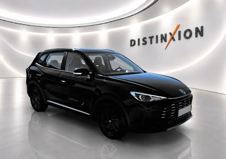 MG Motor ZS hybride noire vue 3/4 avant droit dans un showroom lumineux avec logo Distinxion en arrière-plan.