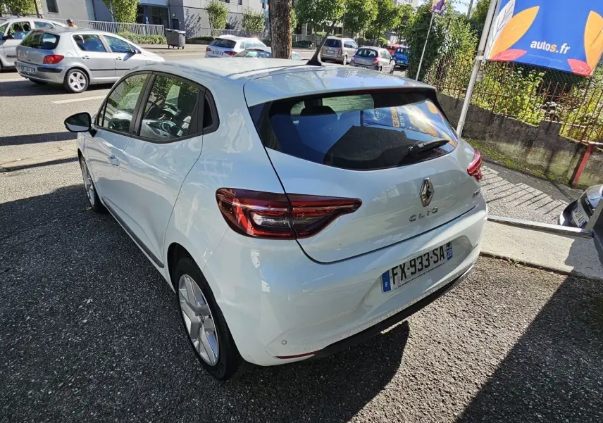 Vue 3/4 arrière droite d'une Renault Clio blanche Glacier hybride 2021 avec feux arrière LED et cinq portes.
