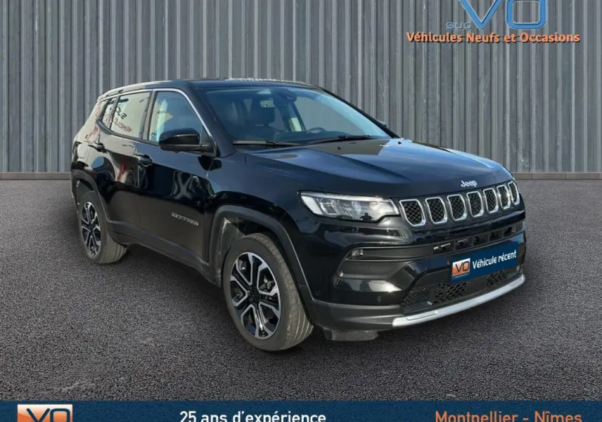 Jeep Compass noir 2024 en 3/4 avant droit, avec jantes alliage 18 pouces et calandre distinctive à sept fentes.