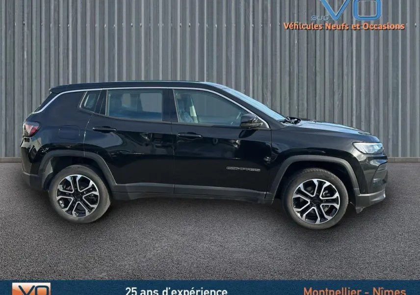 Profil côté gauche du Jeep Compass noir 2024 avec jantes alliage 18 pouces et logo Compass visible sur la porte.