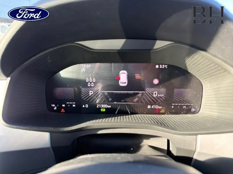 Affichage numérique du tableau de bord d'un Skoda Kodiaq noir Magic Nacré, vue de face sur l'écran multifonction.